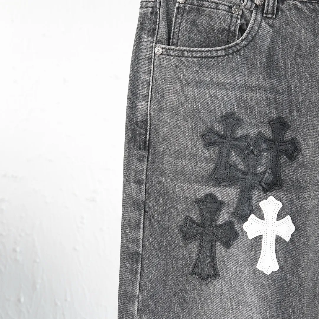 P310 (top version) Chrome hearts new city-limited flame gray jeans Chrome hearts city-limited jeans Hardware customization Original development vintage levis American-made 501 black and gray base version Levi's American-made 501 base version Imported sheepskin 925 silver remake [Top heavy industry fashion design] Consistently high-street luxury style. Speaking of this style, the Zangyin family and GU family are definitely the leading representative brands. Especially the Zangyin family has really achieved a state-of-the-art effect in creating high-street style. The unique washed material is used to create this style. The color system is already quite eye-catching. After it is decorated with patchwork cross flowers, it cleverly highlights the charm of the brand. Secondly, this style uses classic The high-waist cutting design highlights the long legs and fashionable temperament of the upper body. The brand is highly recognizable and the slim fit configuration is more suitable for daily wear. It is a product that interprets personality, fashion, and specifications at a glance. This single product is enough to make any fan excited. It can be a white T-shirt for a youthful college style, or a tight suspender for a royal style. It has strong matching ability and can be easily controlled by men.  [Materials and craftsmanship] Needless to say, this point goes without saying. As an excellent craftsman brand, Zangyin’s requirements for details and craftsmanship are really perfect. The washed color of this model has gone through so many processes, not to mention the embellishment of denim appliques. It is also purely hand-made and sewn. Just like what they believe in, only hand-made things have soul and have the meaning of wear. A top-notch heavy-duty fashionable denim item, I look forward to your perfect interpretation! !  Color: washed gray Size: S M L XL